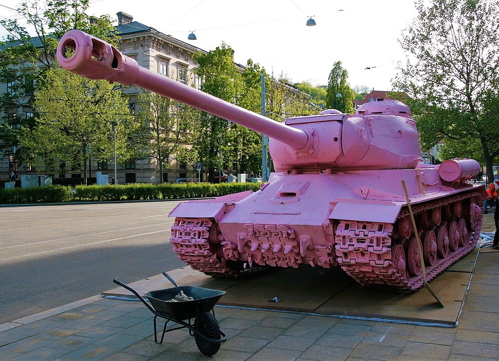 Růžový tank. Autor díla - David Černý. Autor fotografie - Bazi